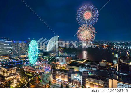 【都市風景】横浜開港祭の花火と横浜夜景の共演 126908546