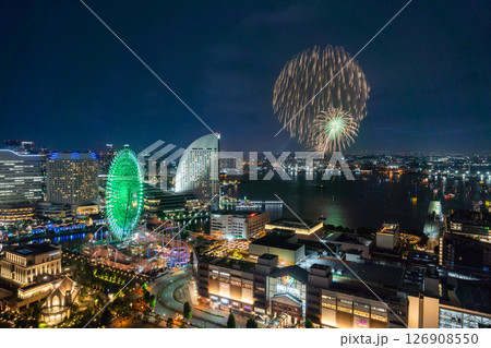 【都市風景】横浜開港祭の花火と横浜夜景の共演 126908550