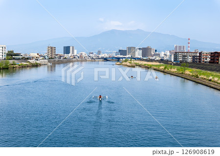 静岡県沼津市を流れる狩野川と市街地の街並み 126908619