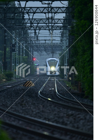 小雨の中を疾走するスペーシアXと普通列車 126908644