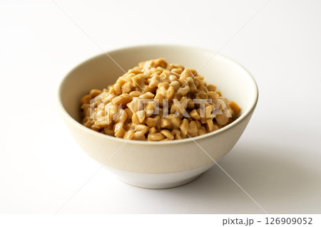 白い背景のひきわり納豆 126909052