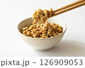 ひきわり納豆を箸で持ち上げる 126909053