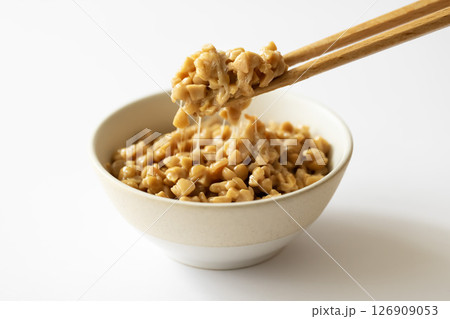ひきわり納豆を箸で持ち上げる ひきわり納豆を箸で持ち上げる 126909053
