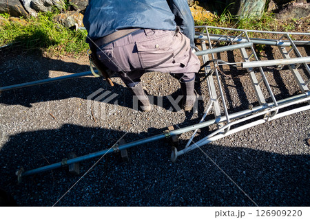 庭師のアルミ三脚の補助脚 126909220