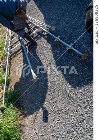 庭師のアルミ三脚の補助脚 126909225