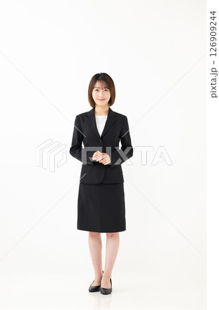 スーツ姿で立つ女性 126909244