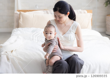 赤ちゃんと母親 赤ちゃんと母親 126909335