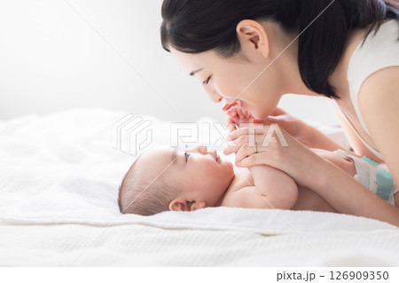 赤ちゃんと母親 126909350