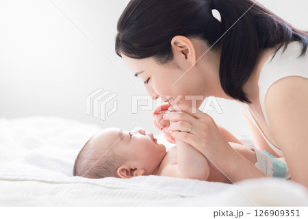 赤ちゃんと母親 126909351