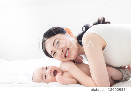 赤ちゃんと母親 126909354