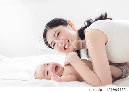 赤ちゃんと母親 126909355