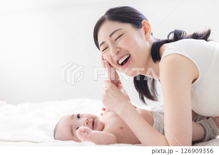 赤ちゃんと母親 赤ちゃんと母親 126909356