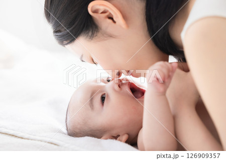 赤ちゃんと母親 126909357