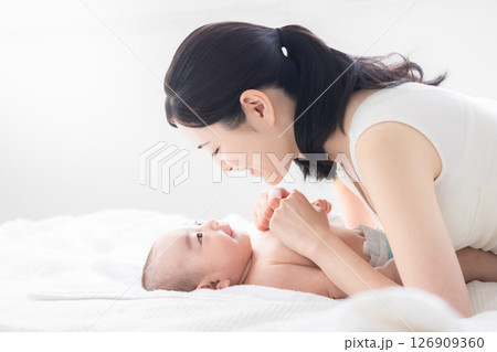 赤ちゃんと母親 赤ちゃんと母親 126909360