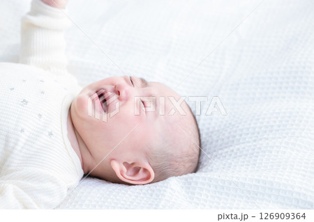 泣いている赤ちゃん 126909364