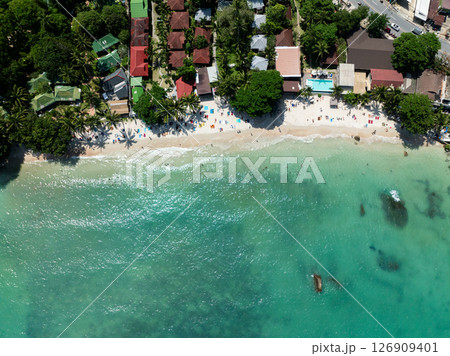 Top view of sandy beaches and resorts surrounded by palm trees and turquoise waters. Koh Samui, Thailand. 126909401