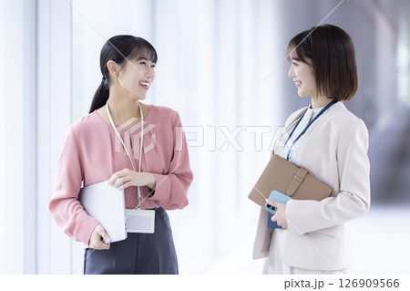 ビジネス 通路で相談をしている女性 ビジネス 通路で相談をしている女性 126909566