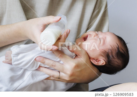 哺乳瓶でミルクをもらう赤ちゃん 126909583