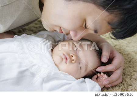パパとお昼寝する赤ちゃん 126909616