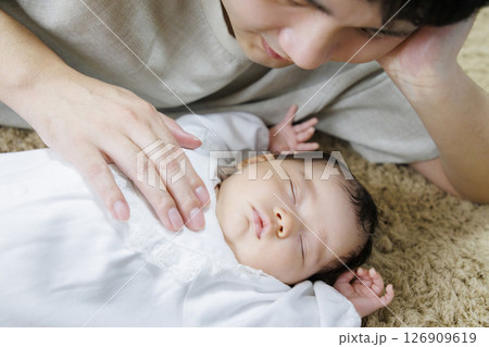 パパとお昼寝する赤ちゃん 126909619