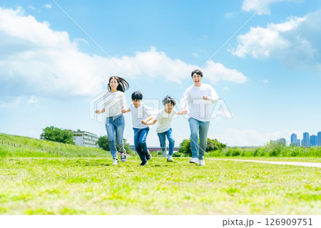 青空の草原を走る家族 青空の草原を走る家族 126909751
