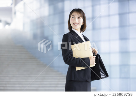 就活　封筒を持っている就活生 126909759