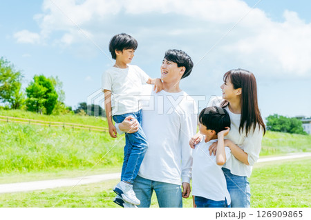 青空の草原で遊ぶ家族 126909865