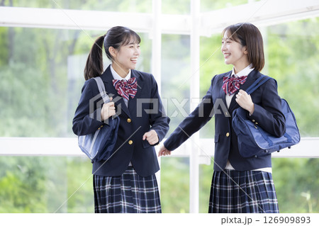 楽しそうにしている女子高校生 126909893