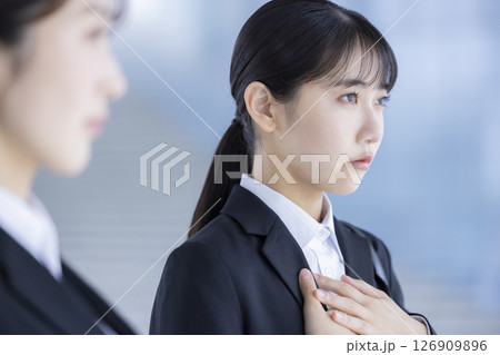 就活　胸に手を当てて緊張している女性 126909896