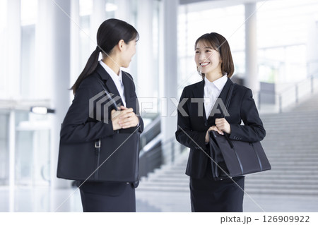 就活 会話をしている就活生 就活 会話をしている就活生 126909922