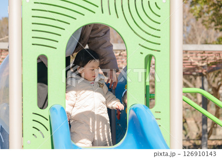 【相模原市立麻溝公園の子どもの広場でママと遊ぶ1歳児】 126910143