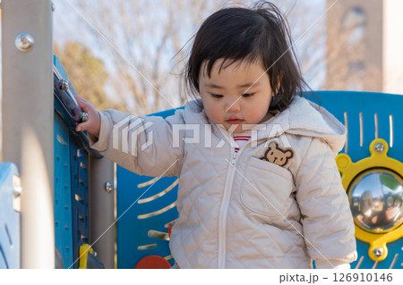 【相模原市立麻溝公園の子どもの広場の滑り台で遊ぶ1歳児】 126910146