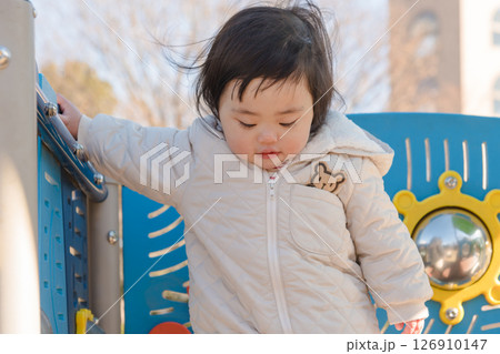 【相模原市立麻溝公園の子どもの広場の滑り台で遊ぶ1歳児】 126910147