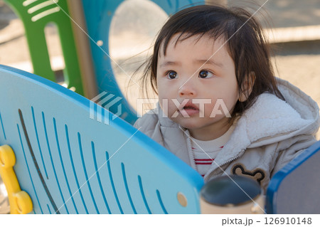 【相模原市立麻溝公園の子どもの広場の滑り台で遊ぶ1歳児】 【相模原市立麻溝公園の子どもの広場の滑り台で遊ぶ1歳児】 126910148