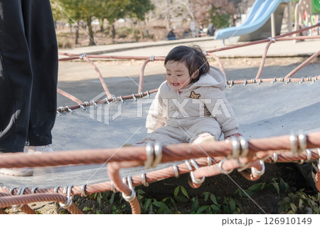 【相模原市立麻溝公園の子どもの広場のトランポリンでママと遊ぶ1歳児】 【相模原市立麻溝公園の子どもの広場のトランポリンでママと遊ぶ1歳児】 126910149