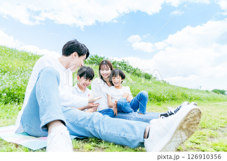 青空の下で遊ぶ家族 126910356