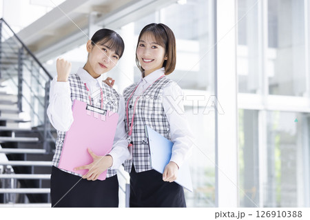 医療　事務員の制服を着ている女性のポートレート 126910388