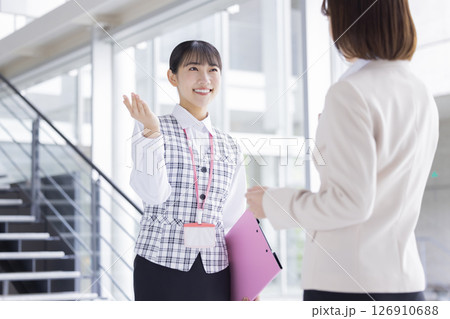 医療　案内をしている制服姿の女性 126910688