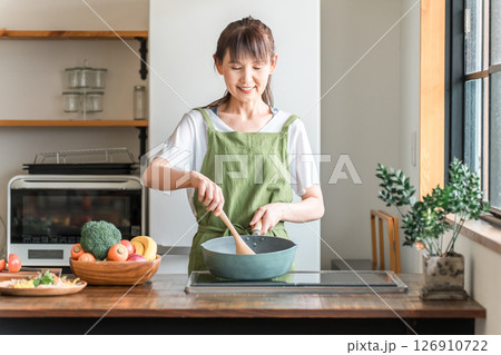 キッチンで料理をする中高年のアジア人女性(クッキング・手料理) キッチンで料理をする中高年のアジア人女性(クッキング・手料理) 126910722