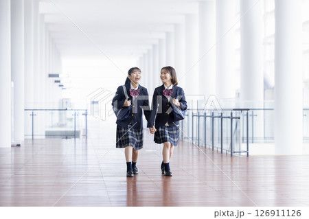 楽しそうに廊下を歩いてくる女子高校生 楽しそうに廊下を歩いてくる女子高校生 126911126