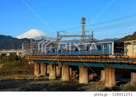 富士山を背景に川音川を渡る3000形電車 126911251