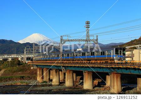 富士山を背景に川音川を渡る1000形電車 126911252