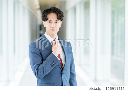 通路に立つビジネスマン。 通路に立つビジネスマン。 126911313