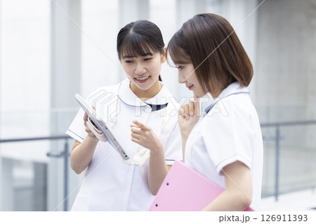 医療　女性看護師のポートレート　 126911393