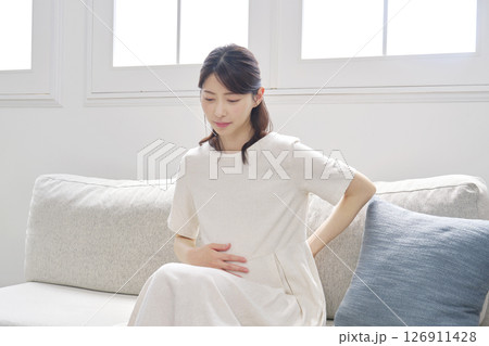 腰痛の妊婦　リビング 126911428