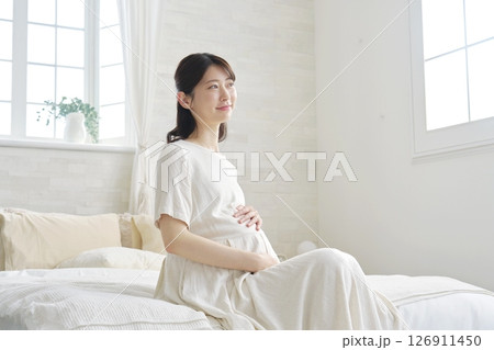 お腹を触る妊婦 ポートレート 自宅 お腹を触る妊婦 ポートレート 自宅 126911450
