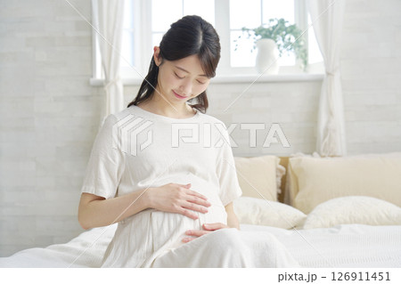 お腹を触る妊婦　ポートレート　自宅 126911451