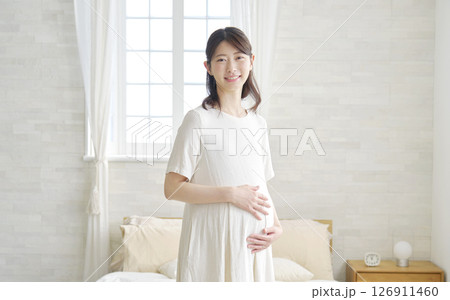 妊婦 ポートレート 自宅 カメラ目線 妊婦 ポートレート 自宅 カメラ目線 126911460