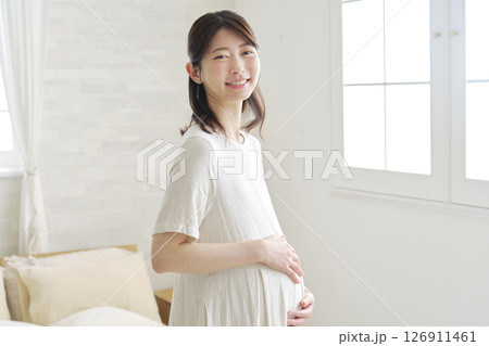 妊婦　ポートレート　自宅　カメラ目線 126911461