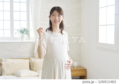 妊婦　ガッツポーズ　自宅 126911463